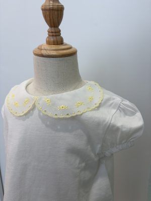 Camiseta cuello amarilla